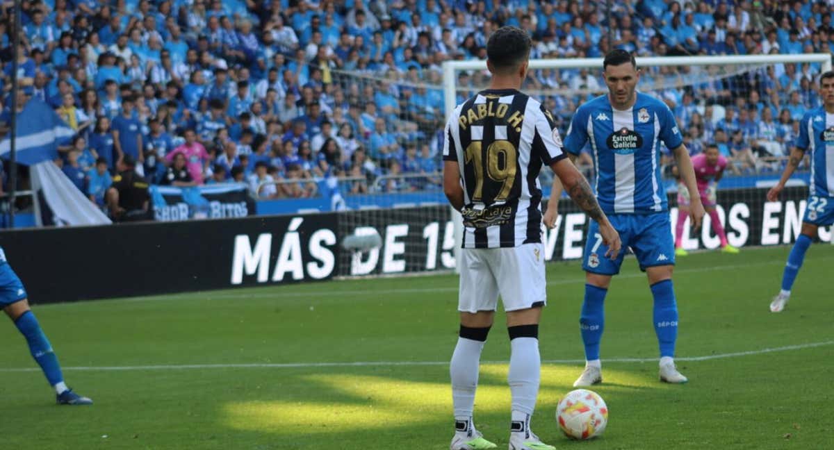 Lucas Pérez defendiendo a Pablo Hernández durante el partido de ida en ABANCA-RIAZOR.