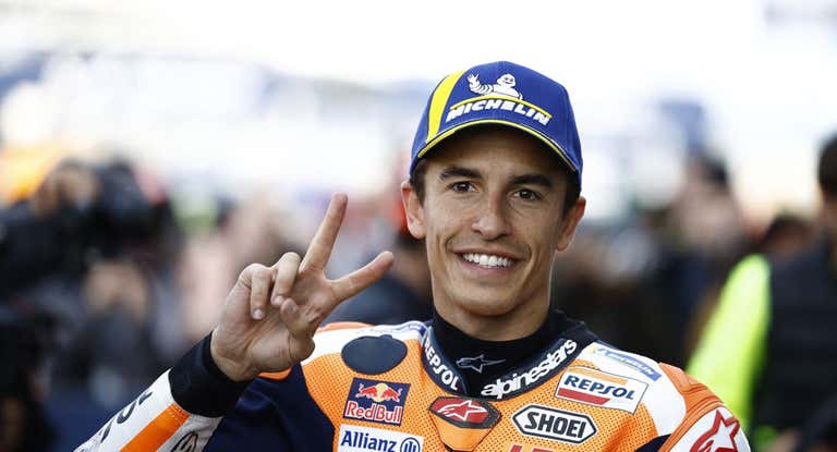 Marc Márquez hace el gesto de victoria durante un Gran Premio de esta temporada.