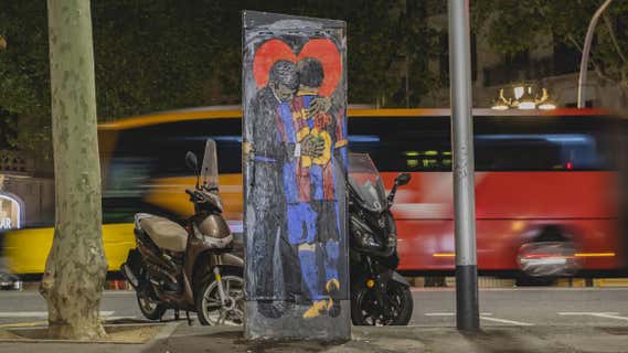Un mural en Barcelona con Laporta abrazando a Messi./GETTY
