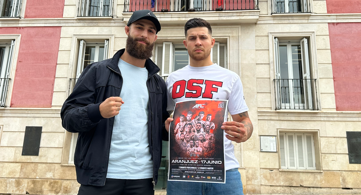 David Mora y Miguel Ángel Lozano posan con el cartel de AFL 30 delante el Ayuntamiento de Aranjuez./AFL