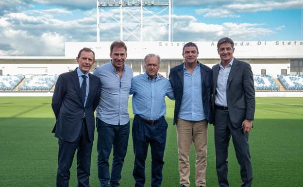 Butragueño, Martín Vázquez, Pardeza, Sanchís y Michel, 'La Quinta del Buitre', en una imagen reciente.  Amazon.