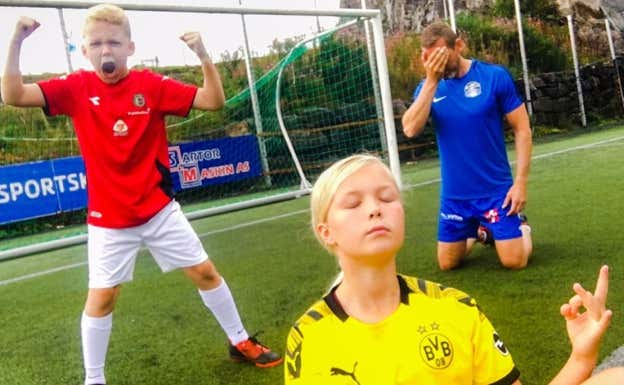 El selfie ganador del concurso con una camiseta firmada por Haaland como premio. BRYNE