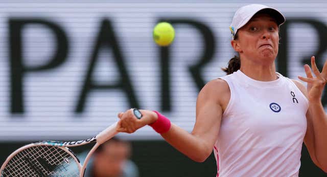 Swiatek sufre ante Haddad camino de su tercera final en París
