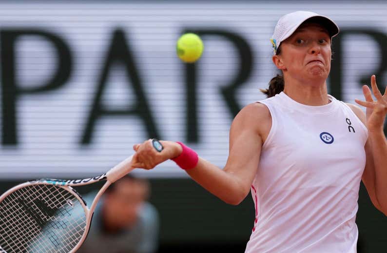 Swiatek sufre ante Haddad camino de su tercera final en París