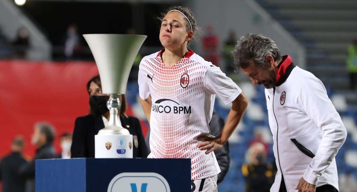 Veronica Boquete mira el trofeo de copa junto a su entonces entrenador del AC Milan, Maurizio Ganz, tras perder la final de 2021 frente a la Roma /Jonathan Moscrop / Getty Images