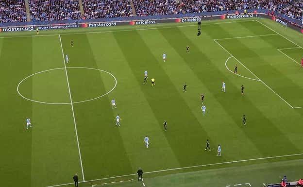 El City recupera la pelota.