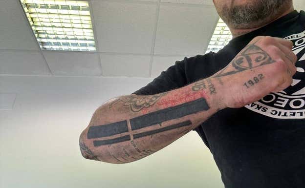 El ultra del Espanyol con el tatuaje borrado.