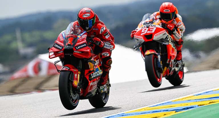 Pecco Bagnaia luchando con Marc Márquez en el Gran Premio de Francia.