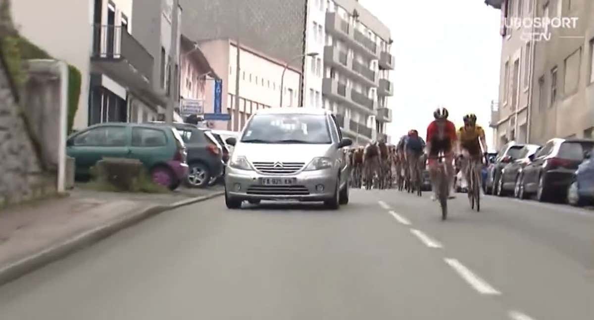 Un coche invade la carretera durante el Tour de los Pirineos femenino./EUROSPORT