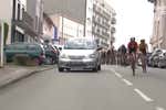 Bochorno en el ciclismo femenino: corredoras jugándose la etapa en medio del tráfico