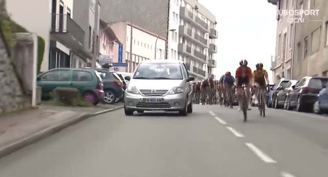 Bochorno en el ciclismo femenino: corredoras jugándose la etapa en medio del tráfico