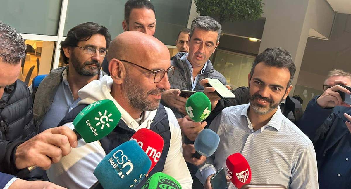Monchi comparece ante los medios.