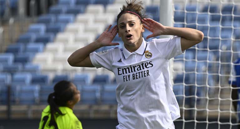 Esther González celebra un gol en su etapa como jugadora del Real Madrid.