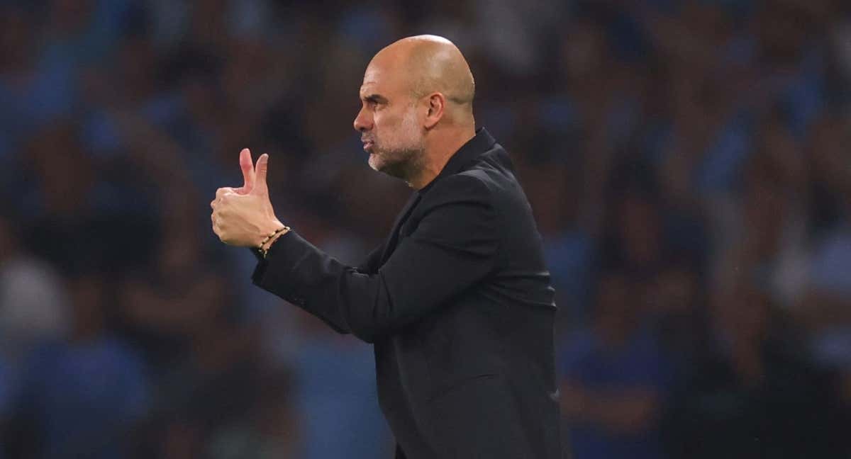 Guardiola da instrucciones a sus jugadores en la final de la Champions que ganó el City al Inter.