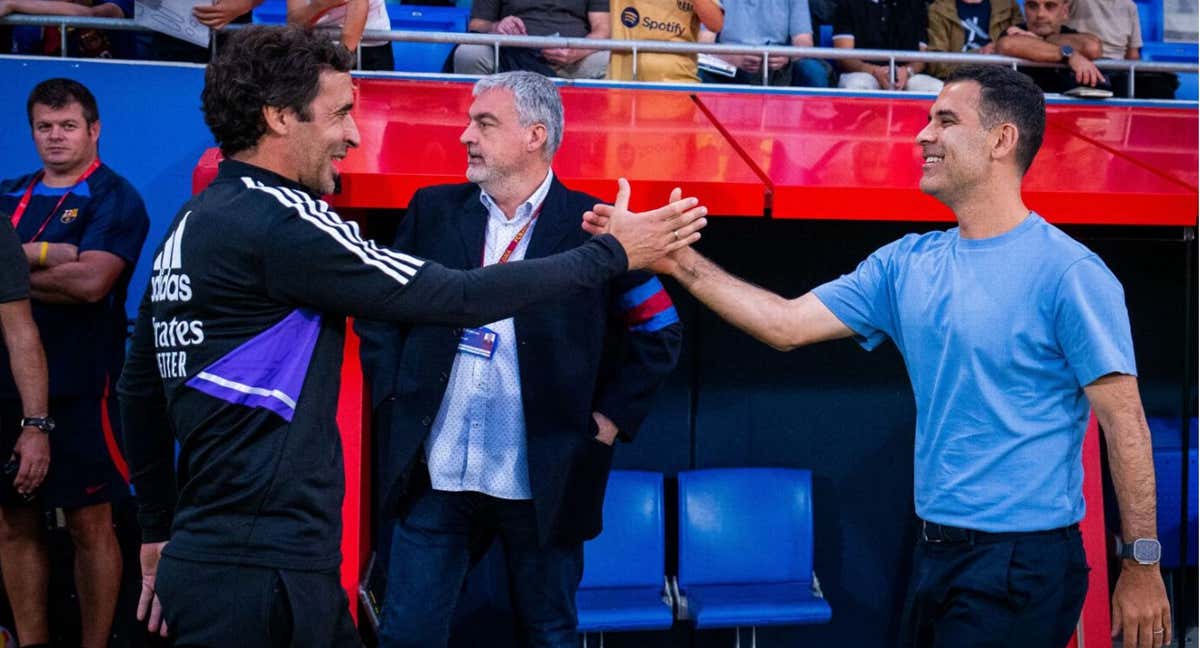 Raúl González y Rafa Márquez se saludan antes del inicio del partido de ida./FC BARCELONA