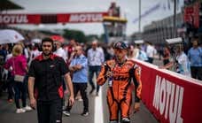 Raúl Fernández alucina rodando detrás de Marc Márquez