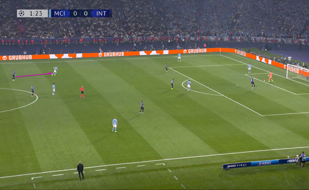 Bastoni, el central zurdo, persigue a John Stones hasta bien entrado el campo del City.
