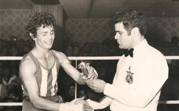 Agapito Gómez recibe un premio tras un combate. RFEBox