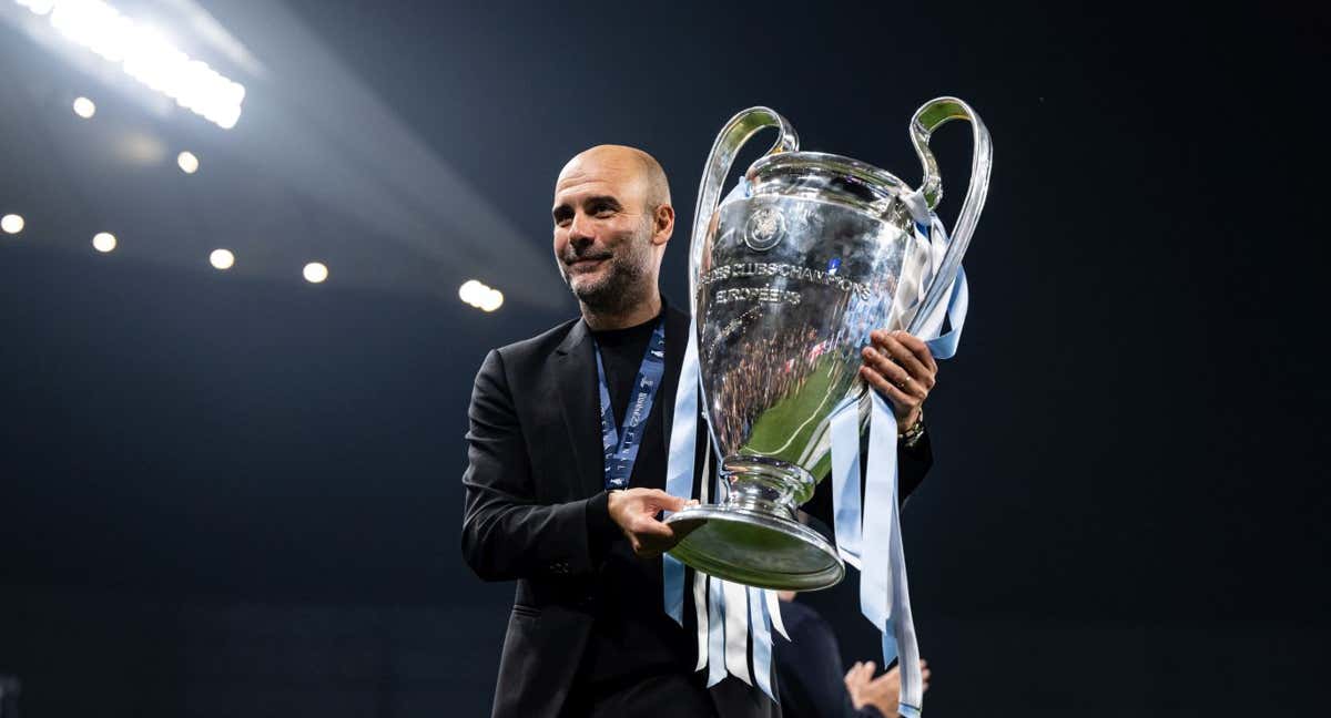 Guardiola con la medalla de campeón y la Orejona. /GETTY