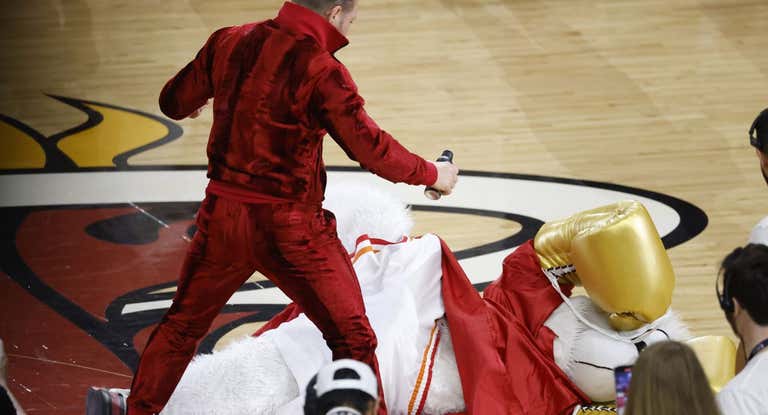 El golpe de McGregor a la mascota de los Heat.