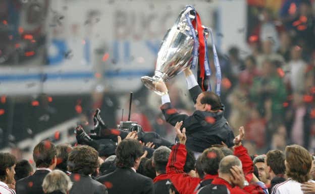 Silvio Berlusconi levanta el título de la Champions League en 2007. EFE