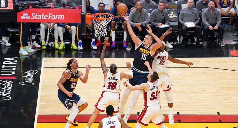 Jokic, rodeado por hasta tres jugadores de Miami Heat.
