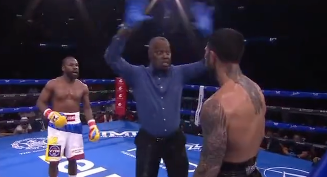 Caos en la última exhibición de Mayweather: tiene que huir mientras se inicia una batalla campal