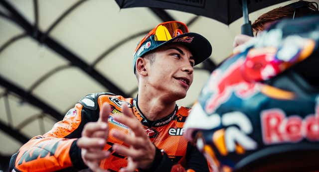 Raúl Fernández alucina rodando detrás de Marc Márquez