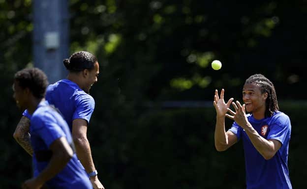 Simons y Van Dijk durante un entrenamiento.  EFE