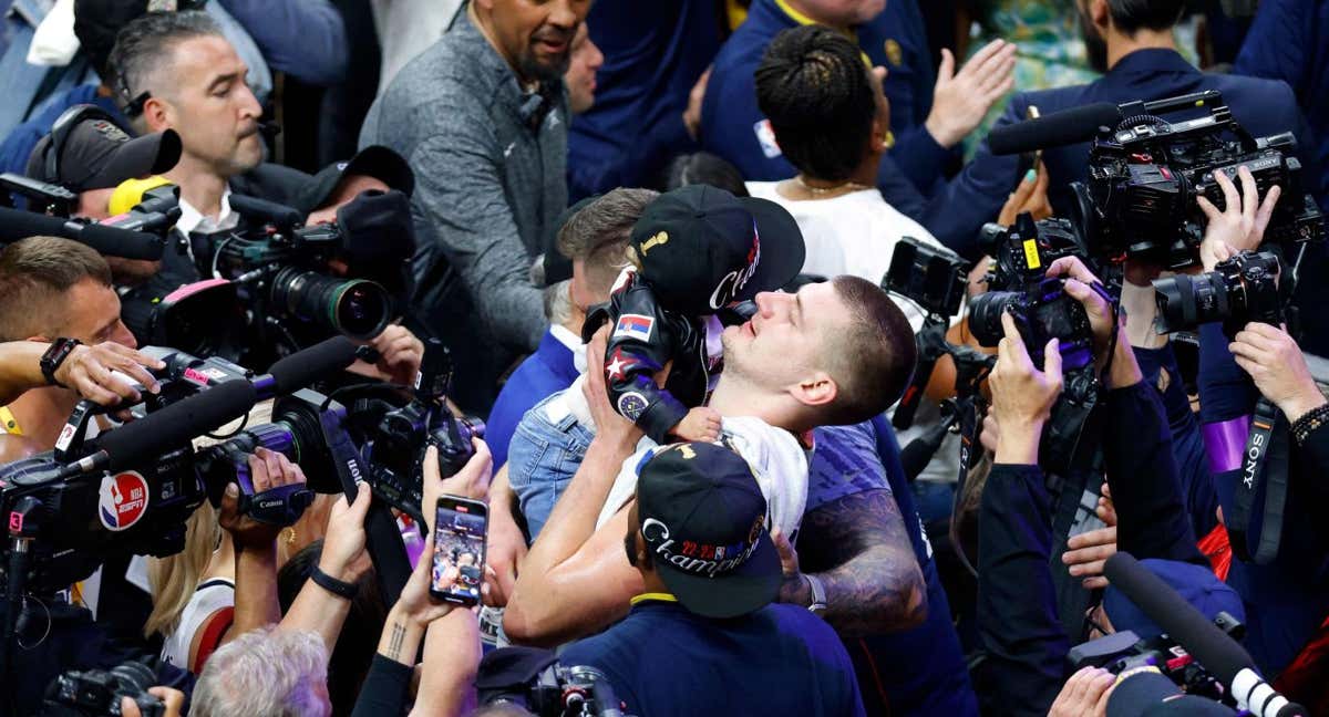 Nikola Jokic celebra con su hija el título de campeón de la NBA./Reuters