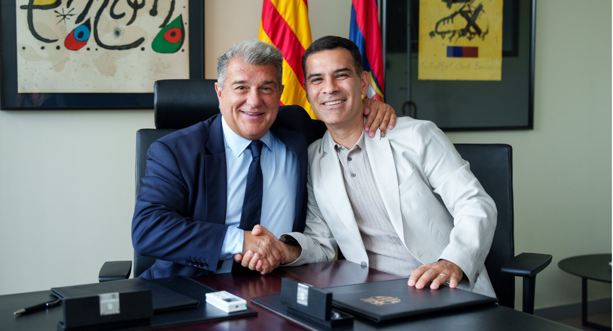 Rafa Márquez y Joan Laporta durante la firma del contrato.