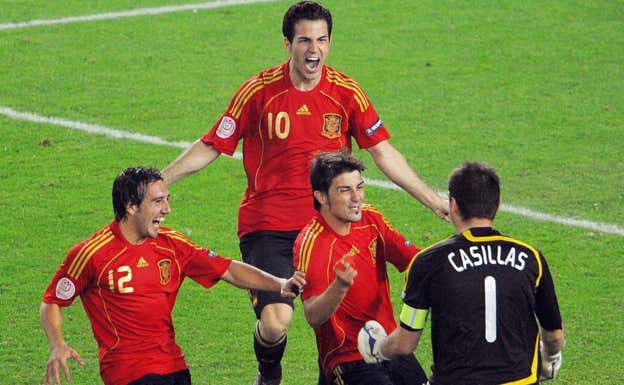 Cesc, Cazorla y Villa van a abrazar a Casillas en la tanda de penaltis ante Italia en 2008.  EFE