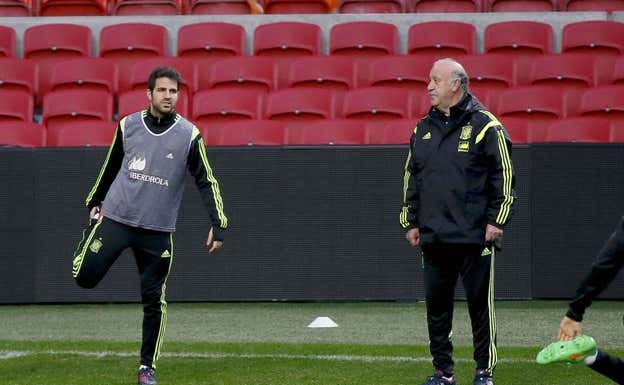 Cesc, junto a Del Bosque en un entrenamiento de la Selección. EFE