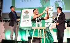 El futuro de Joaquín no pasa solo por la televisión, el Betis lo quiere en el vestuario