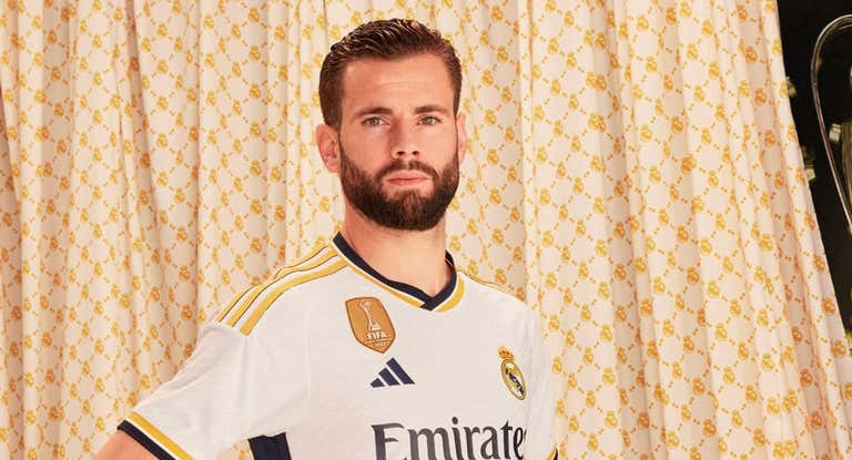 Nacho posa con la nueva camiseta del Real Madrid 23/24.