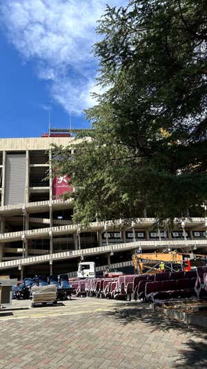 Cientos de asientos retirados del estadio. RELEVO / JORDI CARDERO