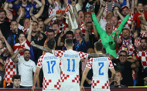 La afición croata celebra el gol de Petkovic. REUTERS