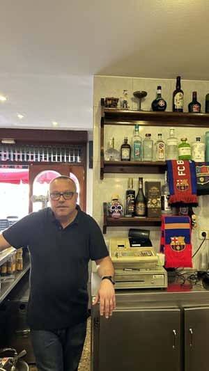 Ricardo, en su bar. RELEVO / JORDI CARDERO