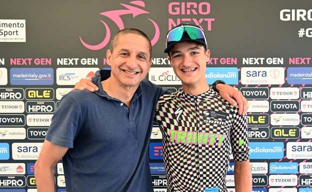 Richard Nerurkar y su hijo Lukas, tras el triunfo de éste en el Giro Next Gen.  RCS SPORT