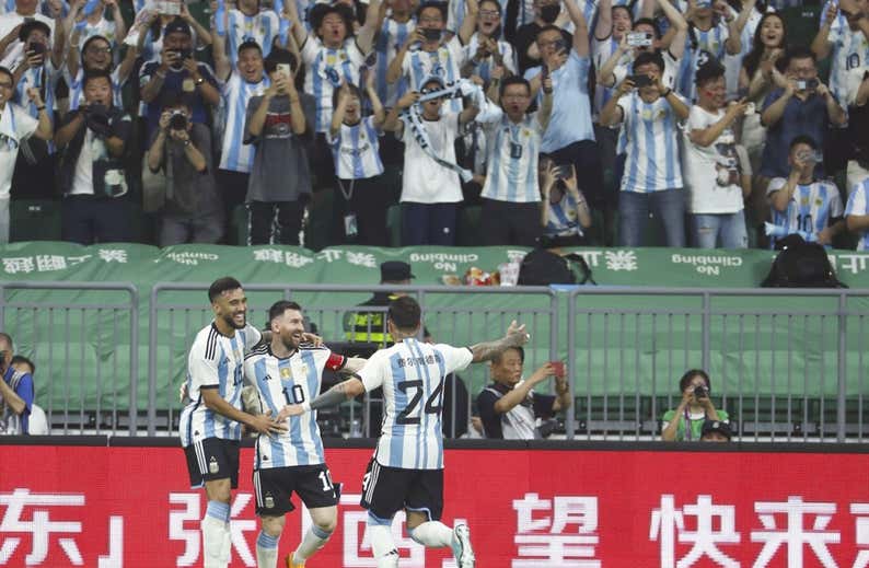 Messi cierra una temporada mágica con Argentina y Garnacho debuta con la albiceleste