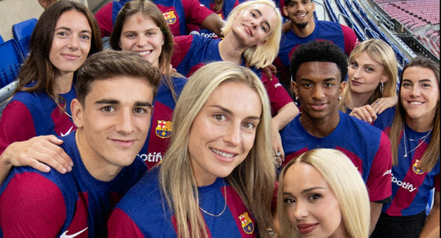 Traperas, actores e influencers en la promoción de la nueva camiseta del Barça
