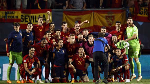 La selección española posa tras imponerse a Italia (2-1) en la segunda semifinal de la Nations League./EFE