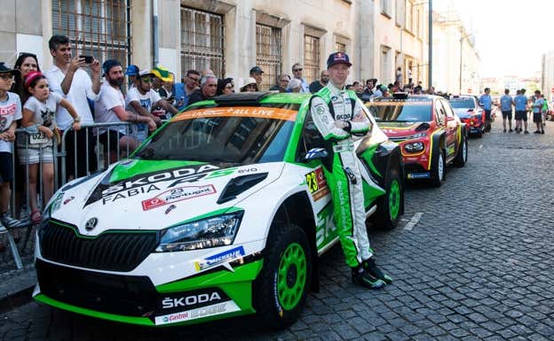 Kalle Rovanperä, junto al Skoda Fabia R5.  Skoda