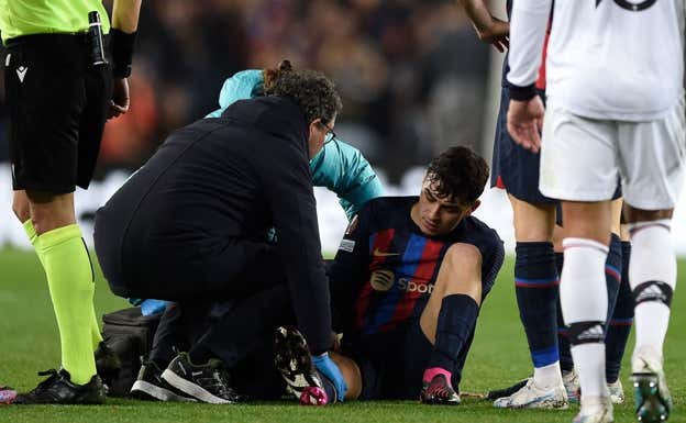 Pedri se lesiona durante un partido del Barcelona.  AFP