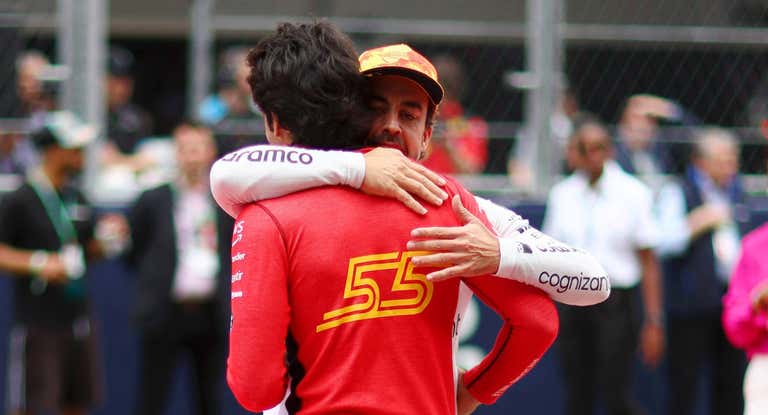 Fernando Alonso y Carlos Sainz se abrazan en el último Gran Premio.