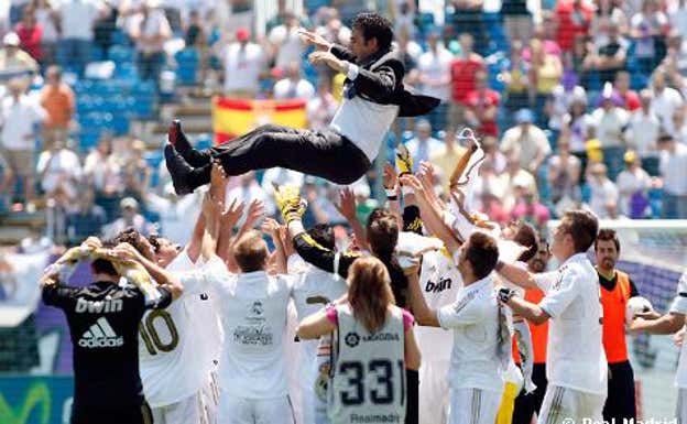 Toril, manteado por sus jugadores REALMADRID.COM