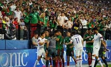 Vergüenza en la Nations League: cuatro rojas, cantos homófobos, cerveza desde la grada y partido suspendido
