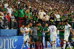 Vergüenza en la Nations League: cuatro rojas, cánticos homófobos, cerveza desde la grada y partido suspendido