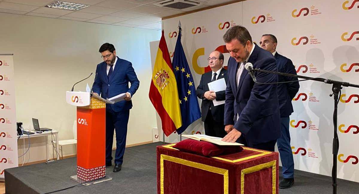 Víctor Francos jurando su cargo.