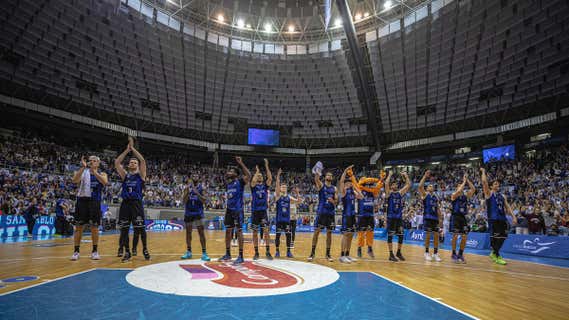 Los jugadores del San Pablo Burgos celebran el pase a la Final Four./FEB